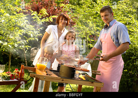 Familie Grill im Garten genießen Stockfoto