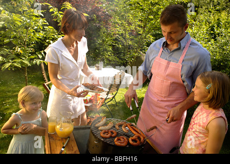 Familie Grill im Garten genießen Stockfoto