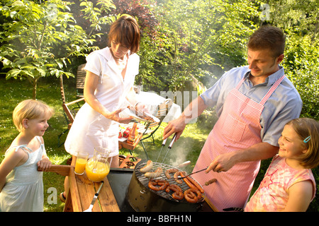 Familie Grill im Garten genießen Stockfoto