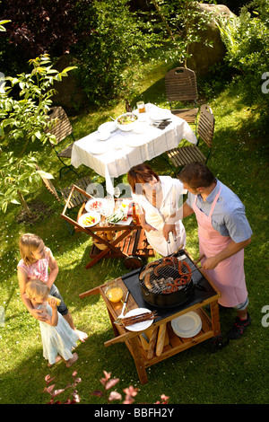 Familie Grill im Garten genießen Stockfoto
