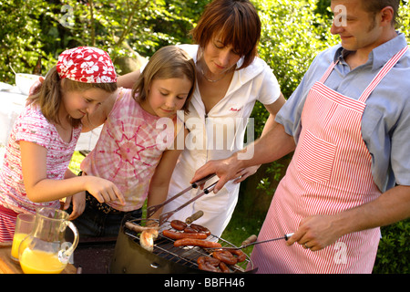 Familie Grill im Garten genießen Stockfoto