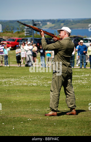 zweiten Weltkrieg Soldat schießen eine Gewehr auf d.day-Gedenktag in Falmouth, Cornwall, uk Stockfoto