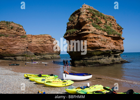 roter Sandstein Meer stapelt Ladram Bucht von Küsten Fußweg South Devon England uk gb Stockfoto