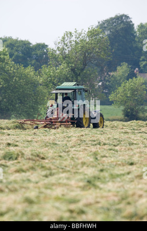 Traktor drehen Grass Silage zu machen bereit Stockfoto