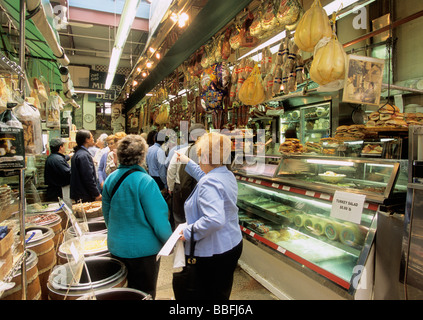 Bronx Supermarkt Arthur Avenue Retail Market Gänge. Ethnische italienische Küche in der Bronx New York City USA. Die Menge wartet im Gang im Delikatessenbereich. Stockfoto