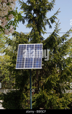 Die Energie ein Solarmodul Haushalt Strom grüne Energie im Garten Vorderansicht Nahaufnahme Hintergrundfotos vertikal in Ohio USA USA Hi-res Stockfoto