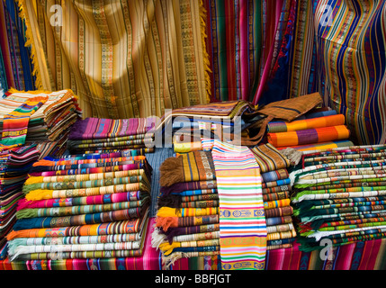 Textilien und Tuch auf einem Markt in Ecuador Stockfoto