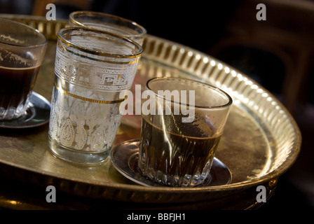 Ägyptische Kaffee. Serviert in einem Café in den Märkten Cairo. Stockfoto