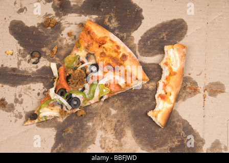 Ein Stück links über Pizza und ein gegessen Kruste Ferse in einer Pizza-Schachtel Stockfoto