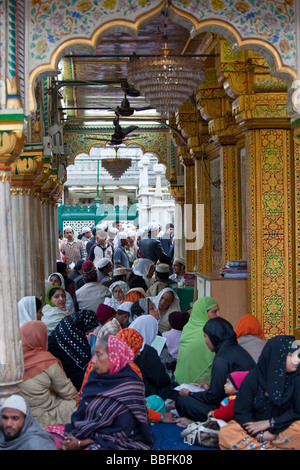 Muslimische Frauen beten am Schrein von Hazrat Nizamuddin in Delhi Indien Stockfoto