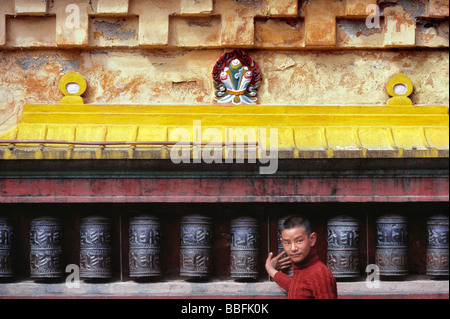 Ein junger Mönch dreht Gebetsmühlen Ghoom Kloster in Darjeeling im Norden Indiens Stockfoto