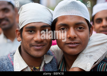 Muslimische Männer an Hazrat Nizamuddin Schrein in Delhi Indien Stockfoto