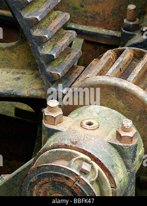 Nahaufnahme Bild von rostigen Zahnrädern im Hochformat. Stockfoto