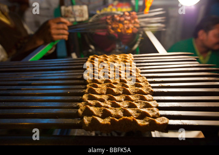 Adana Kabab bei einem Straßenhändler Nacht in Alt-Delhi Indien Stockfoto