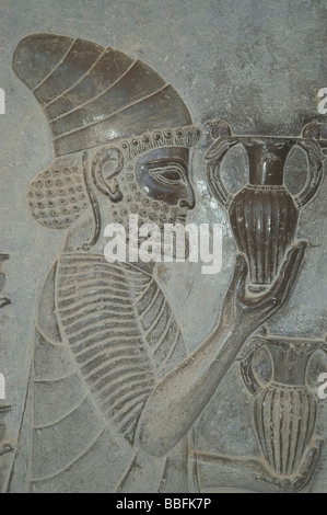 Geschnitztes Flachrelief Darstellung einen Gesandten eines Persiens Thema Nationen mit einem Geschenk an den archäologischen Ruinen von Persepol Stockfoto