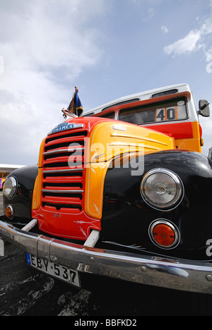 Malta. Ein Jahrgang Fordson Thames Bus am Busbahnhof in Valletta. 2009. Stockfoto