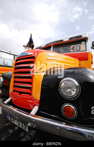 Malta. Ein Jahrgang Fordson Thames Bus am Busbahnhof in Valletta. 2009. Stockfoto