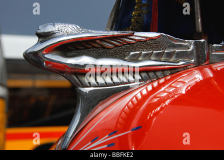 Malta. Eine Chrom geflügelte Figur auf der Motorhaube eines Jahrgangs Fordson Thames Bus am Busbahnhof in Valletta. 2009. Stockfoto