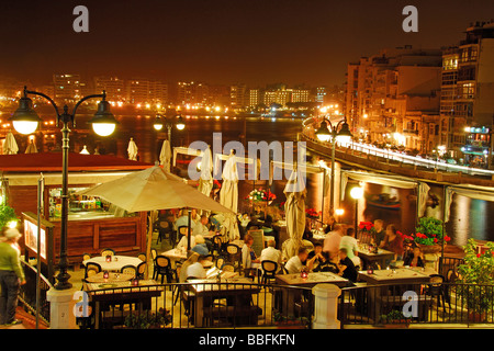 Malta. Direkt am Meer-Café und Restaurant im Spinola Bay in St. Julian's. 2009. Stockfoto