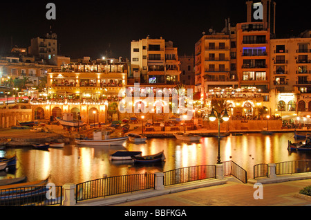 Malta. Ein Blick auf die Spinola Bay in St. Julians in der Nacht. 2009. Stockfoto