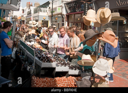 Mode Kleidung Elemente in einem Open-Air-Straße-Shop anzeigen in Brighton North Laine Stockfoto