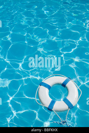 Auf sonnigen blauen Wasser schwimmenden Rettungsring Stockfoto