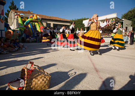 Volkstänze in die Feierlichkeiten von San Roque Villasante de Montija Burgos Castilla Leon Spanien Stockfoto