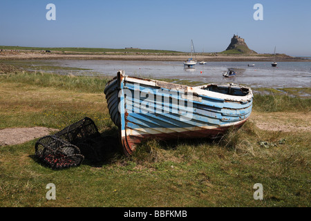Altes, hölzernes Fischerboot am Strand, Lindisfarne, Northumberland, England, Großbritannien Stockfoto