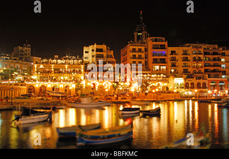 Malta. Spinola Bay in St. Julians in der Nacht. 2009. Stockfoto