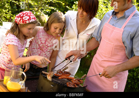 Familie Grill im Garten genießen Stockfoto