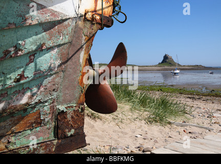 Die alten Fischerboot Propeller und Lindisfarne Castle, Northumberland, England, Großbritannien Stockfoto