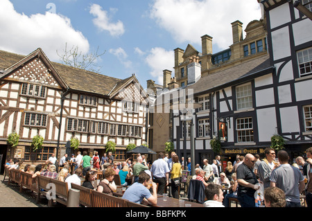 Mittags sind Menschenmengen im Biergarten der Sinclairs Oyster Bar und im Old Wellington Pub im Stadtzentrum von Manchester zu finden Stockfoto