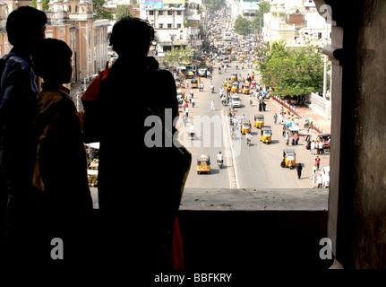 Eine Frau und zwei Kinder schauen aus einem Fenster in der Charminar, Hyderabad, Telangana, Indien. Stockfoto