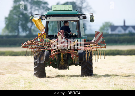 Traktor drehen Grass Silage zu machen bereit Stockfoto