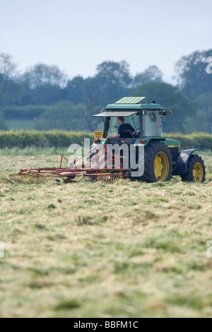 Traktor drehen Grass Silage zu machen bereit Stockfoto