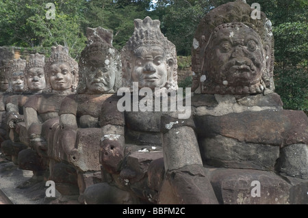 Stein-Dämon Gesichter auf der Naga-Brücke am Südtor von Angkor Thom Angkor Seam Reap Kambodscha Stockfoto