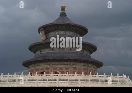 Blick auf die Halle zum Gebet für gute Ernte vor 2005 Restaurierung und wie ein Sturm zusammenbraut. Temple of Heaven Stockfoto