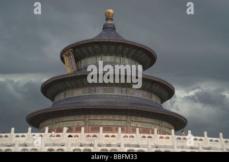 Blick auf die Halle zum Gebet für gute Ernte vor 2005 Restaurierung und wie ein Sturm zusammenbraut. Temple of Heaven Stockfoto