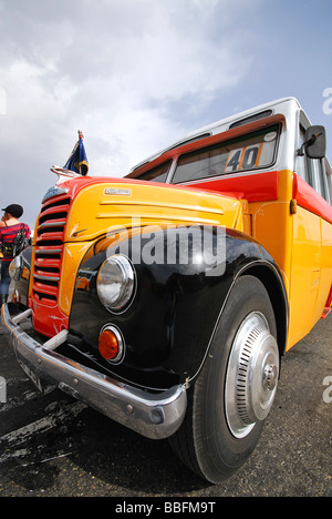 Malta. Ein Jahrgang Fordson Thames Bus am Busbahnhof in Valletta. 2009. Stockfoto