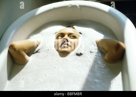 Frau in der Badewanne einweichen Stockfoto