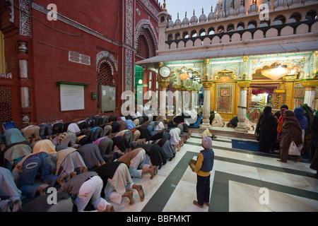 Muslimischen Gebet an Hazrat Nizamuddin Schrein in Delhi Indien Stockfoto