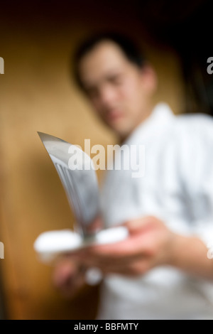 Sadanori Tanaka arbeitet ein Schwertschmied seit 18 Jahren auf ein Schwert in seiner Schmiede in Komuro Chiba Ken Japan Stockfoto