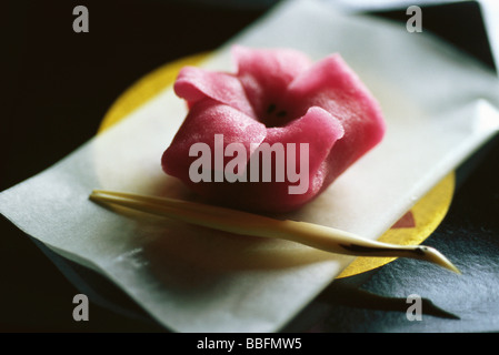 Einzigen rosa Wagashi auf Platte Stockfoto