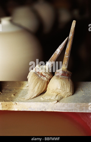 Potters Bürsten auf Regal Stockfoto