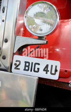 Ein Nummernschild auf einem riesigen Monster-Truck liest "2 große 4u". Stockfoto