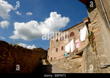 Toskana (Toscana) Italien - niedrigen Winkel Schuss des Schlosses mit Blick auf die mittelalterliche Stadt Casale Marittimo Stockfoto