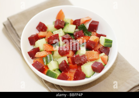 Frische, gesunde vegetarische Rote-Bete-Salat mit Tomaten und Gurken und keine Leute Stockfoto