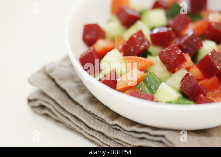 Frische, gesunde vegetarische Rote-Bete-Salat mit Tomaten und Gurken und keine Leute Stockfoto