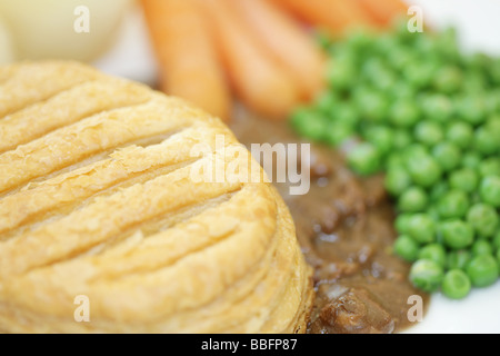 Frisch Rindersteak und Ale Pie gekocht mit Gemüse auf einem Teller mit keine Personen serviert. Stockfoto