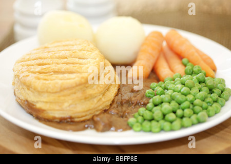 Frisch Rindersteak und Ale Pie gekocht mit Gemüse auf einem Teller mit keine Personen serviert. Stockfoto